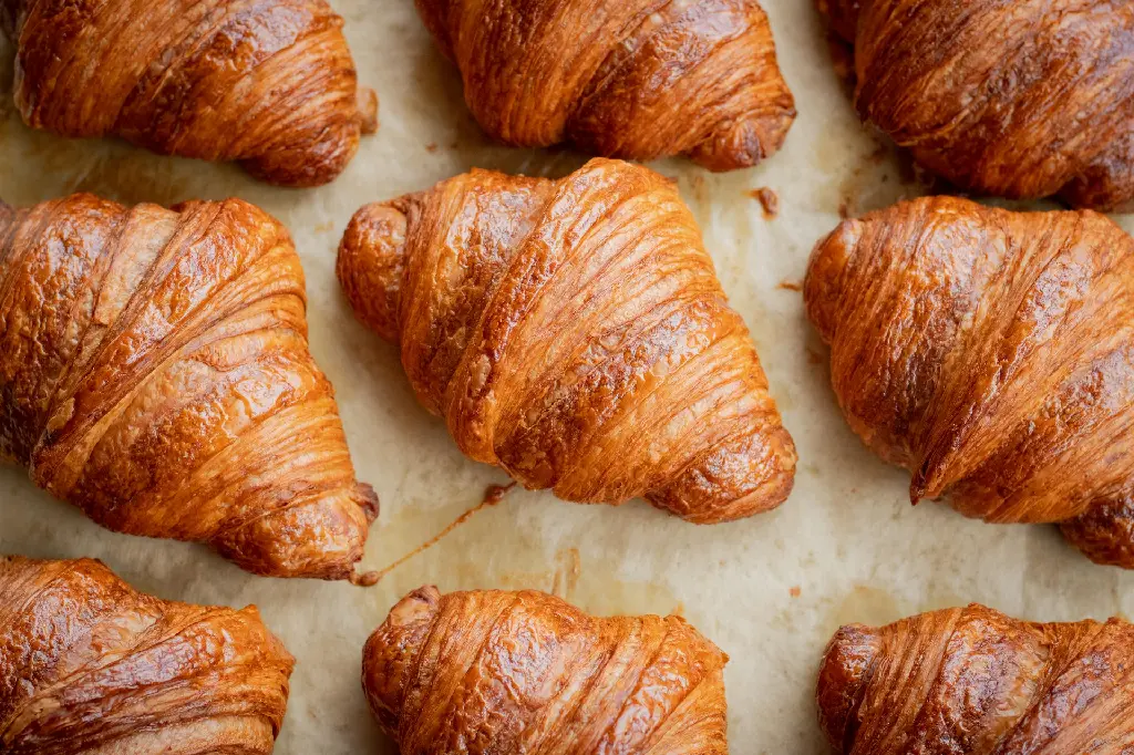 unsplash_sqkXyyj4WdE_croissant.webp